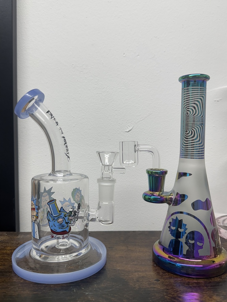 8 INCH WATR PIPE STRIGHT RECMORY SHINEY COLOR AND RIGS